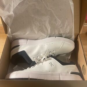 Brand new: never worn- on clouds : THE Rodger advantage : size 12.5